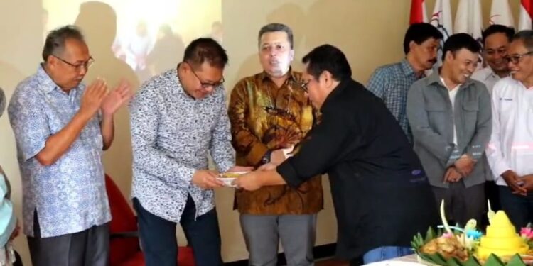 Semangat Persaudaraan: Potong Tumpeng dan Donor Darah Serentak di Perayaan HUT ke-7 SMSI