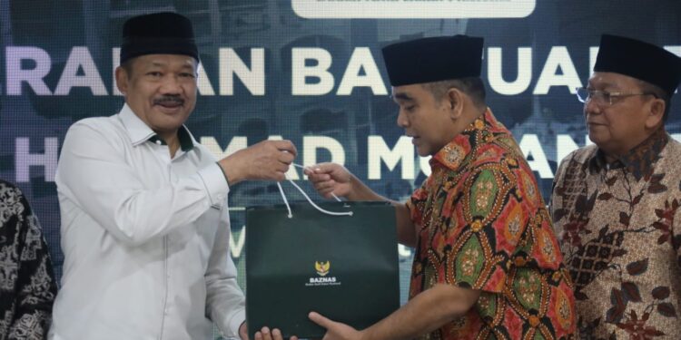 Sekjen Gerindra Serahkan Dana Bantuan Hasil Lelang Sapi Miliknya ke Baznas untuk Palestina