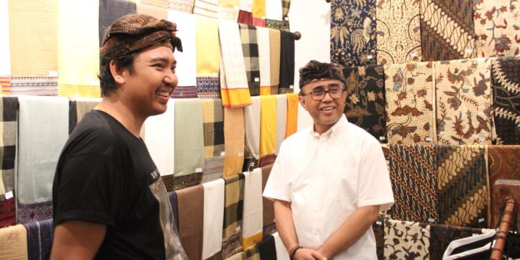 Support UMKM Lokal, Walikota Jaya Negara Resmikan Toko Busana Adat Simbar Bali Klasik