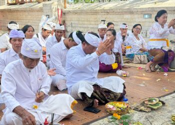 Pemkot Denpasar Ngaturang Bhakti Pujawali di Pura Luhur Uluwatuu