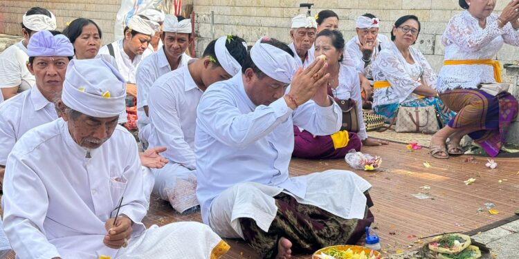Pemkot Denpasar Ngaturang Bhakti Pujawali di Pura Luhur Uluwatuu